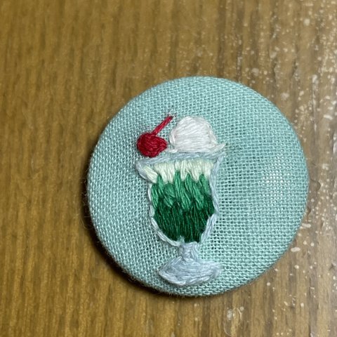 クリームソーダの刺繍くるみボタン