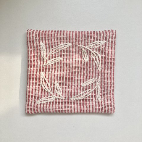 刺繍リネンコースター「葉のリース」【レッド】　