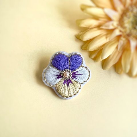 ビオラ 刺繍 ブローチ (紫×白×黄)