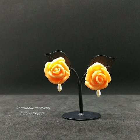 オレンジ 薔薇のピアス