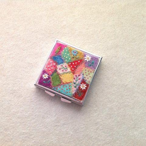 リネンと刺繍のクレイジーキルト風ピルケースB  square