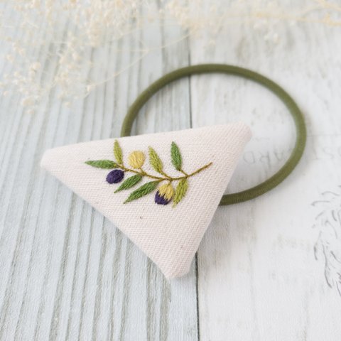 刺繍入り三角ヘアゴム（オリーブ）