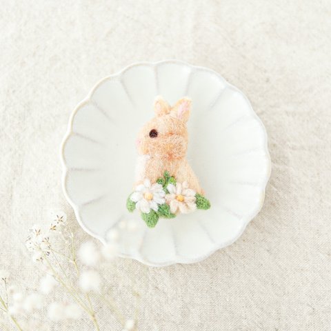 お花畑にいる茶うさぎの羊毛ブローチ🐇