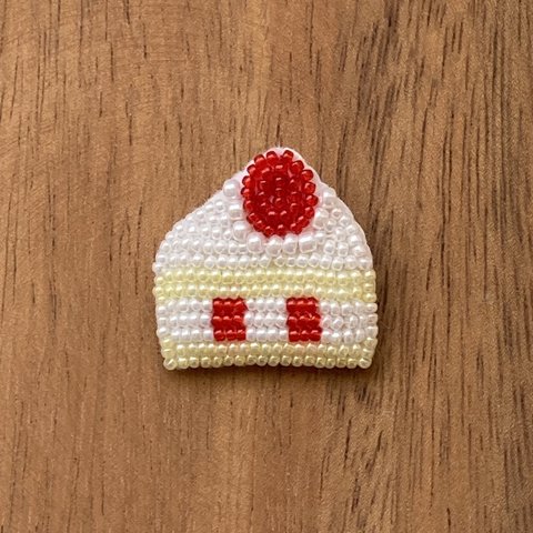 ショートケーキ　ビーズ刺繍ブローチ