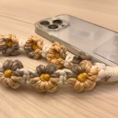 gray×yellow お花のハンドストラップ