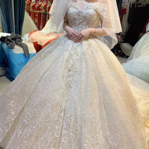 豪華！ウエディングドレス Vネック ケープ風ドレス パール 绮丽な ハンドメイド 華やかなトレーン 結婚式