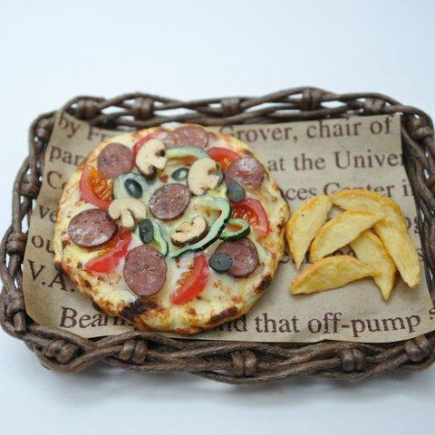 ミニチュア トマトとサラミのピザとフライドポテト                                ミニチュアフード  食品サンプル ミニチュアピザ