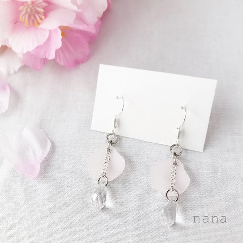 桜の花びらと雫ピアス