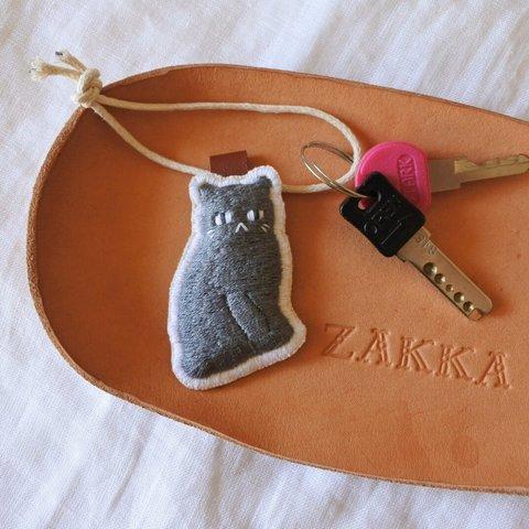 ごはんまちにゃんこ　猫　刺繍　チャーム　ぐれーにゃん