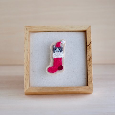 クリスマス長くつ下のネコ 刺繍ブローチ