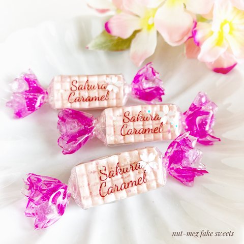 桜キャラメルのブローチ・染井吉野(sakura caramel brooch/ピンク/パステルカラー/春/フェイクスイーツ/フェイクフード/食品サンプル/ミニチュア/菓子/飴)