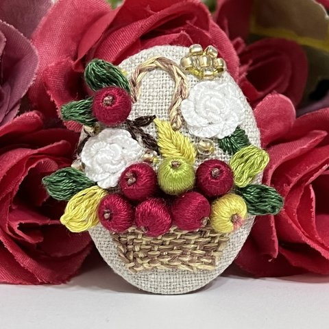 刺繍ブローチ　ヘアゴム　ハンドメイド　くるみボタン　クランベリーバスケット