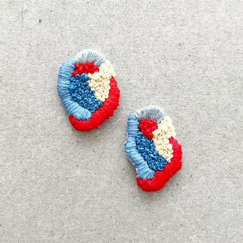 red×blue刺繍ピアス