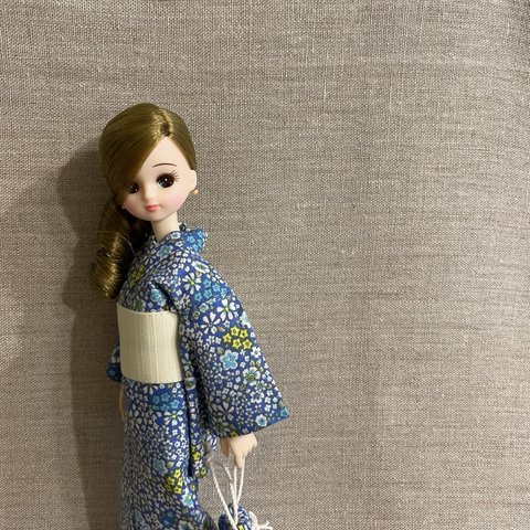 涼しげ！　薄い藍色に小花柄の浴衣💙と白い帯🤍のセット　リカちゃんサイズ　巾着付き