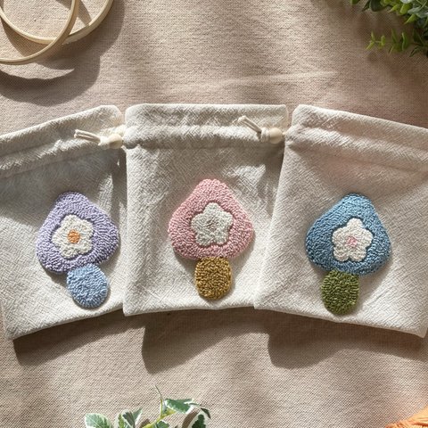 フローラルきのこ　巾着袋　ポーチ　メイクポーチ　もこもこ　刺繍　カラフル　プレゼント　北欧　お花　ポップ　かわいい　パンチニードル