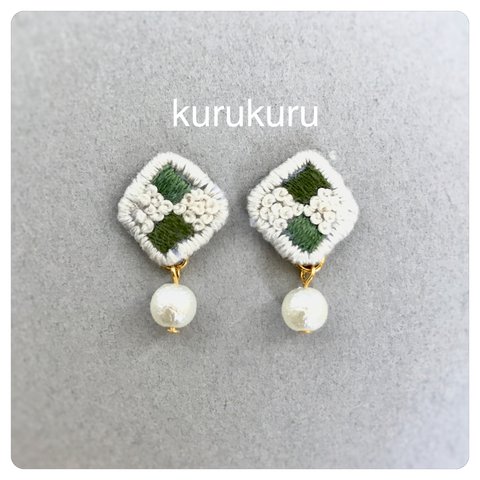  コットンパール付き 刺繍ピアス【樹脂ピアス・ノンホールピアス可】