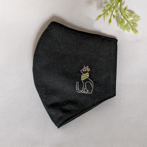 刺繍入り立体マスクカバー（バステト・ブラック）