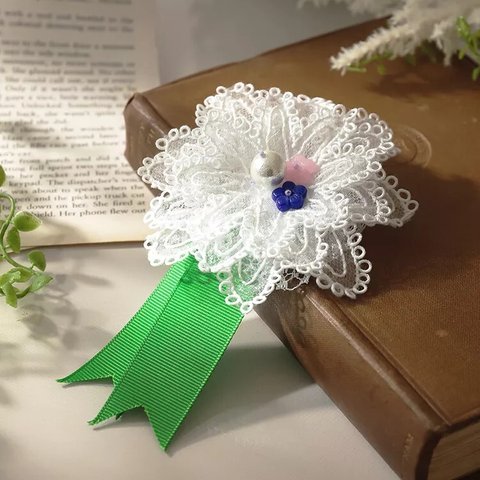 Full lace brooch made using the Carrickmacross lace technique.Irish lace カリックマクロスの総レースのブローチ レース編み お花