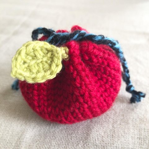 ニットの小さなリンゴ巾着(赤)