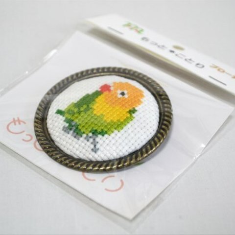 ＜もっと＊ことり＞刺繍のブローチ　ボタンインコ　ヤマブキ