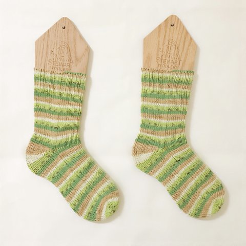 キウイモチーフ手編み靴下