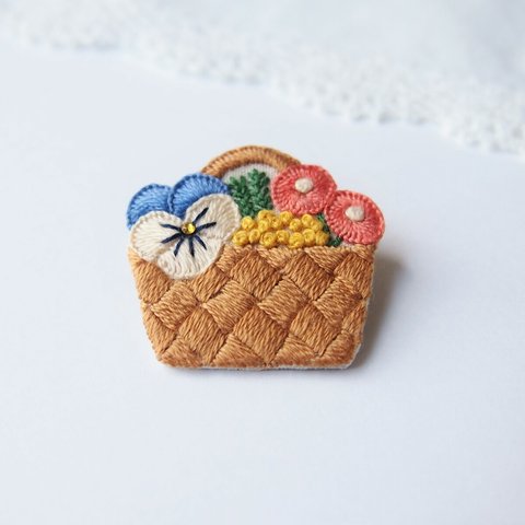 ［受注制作］花かごの刺繍ブローチ