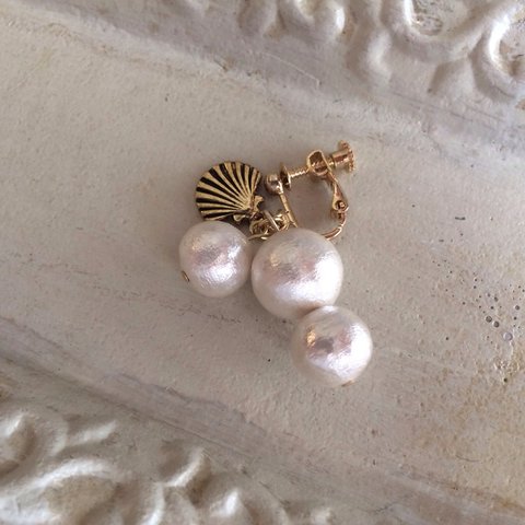 Shell & pearl earring