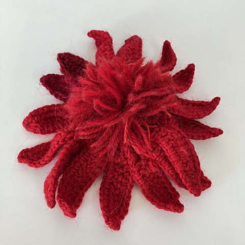 かぎ針編みのブローチ コサージュ ⚪️ 赤い花