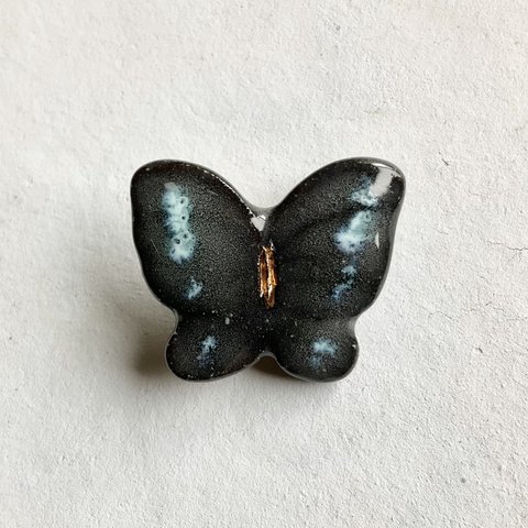 陶器ブローチ 水際の蝶#2