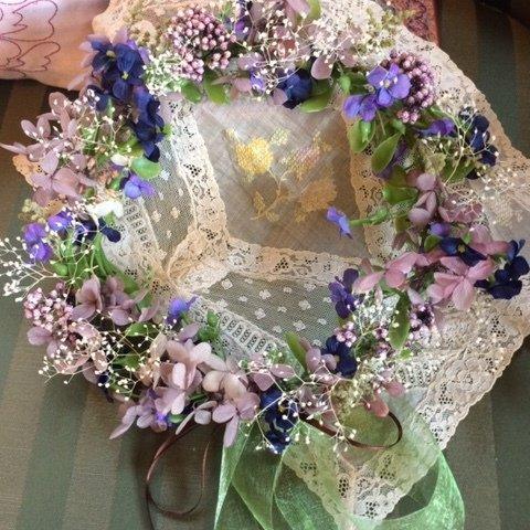 すみれとアジサイの可憐な花冠