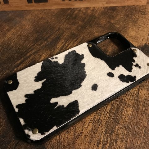 ハラコ素材 牛柄 白黒 iPhoneケース　カシメの色選べます