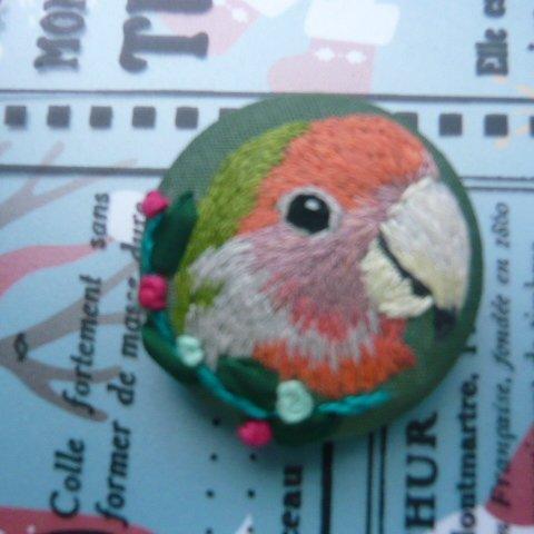 刺繍　コザクラインコ　ブローチ　くるみボタン　鳥