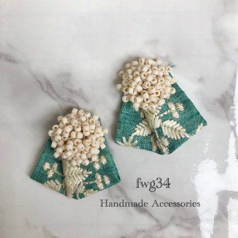 つぶつぶビーズ×グリーン刺繍リボン　イヤリング/ピアス