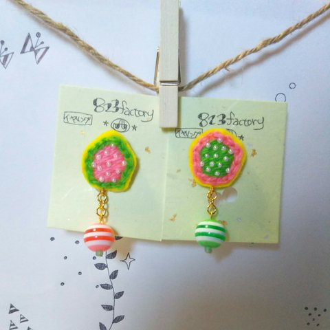 刺繍とビーズのポップイヤリング