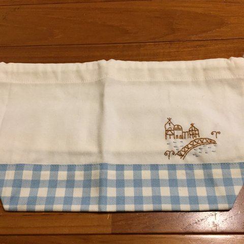 手刺繍入りポーチ♬お弁当袋として最適です(^_-)  270×160×100mm  入園、入学の準備にご検討ください(^_-)