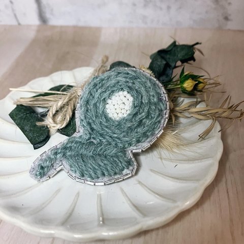 毛糸刺繍のお花ブローチ　一輪