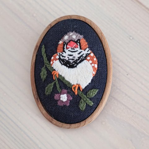 木製の刺繍ブローチ キンカチョウ(パイド)
