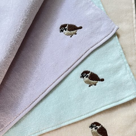 雀刺繍のハンカチタオル　ラベンダー