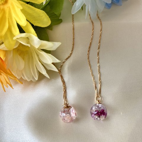 春色の花のペンダント 花と透明レジンの球体ネックレス