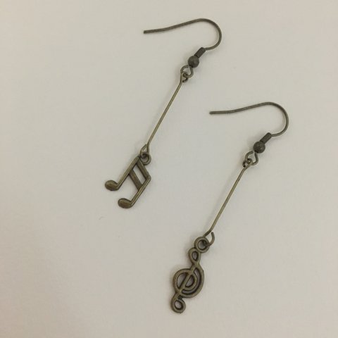 音符ピアス