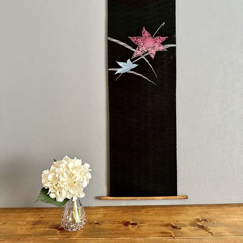 夏帯のタペストリー　涼しげな漆黒に紅葉　着物リメイク インテリア　掛け軸 　和モダン　和室　Kimono Tapestry Kakejiku  ギフト　Japanese interior 