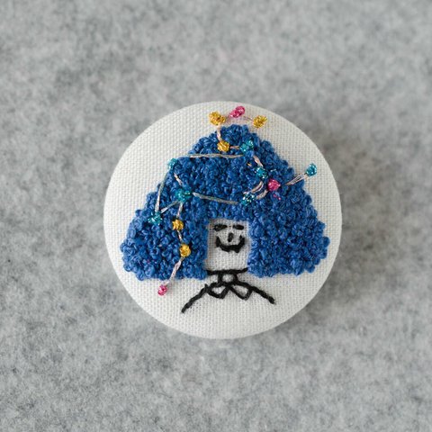 刺繍ブローチ★しし座おにぎりさんくるみボタン