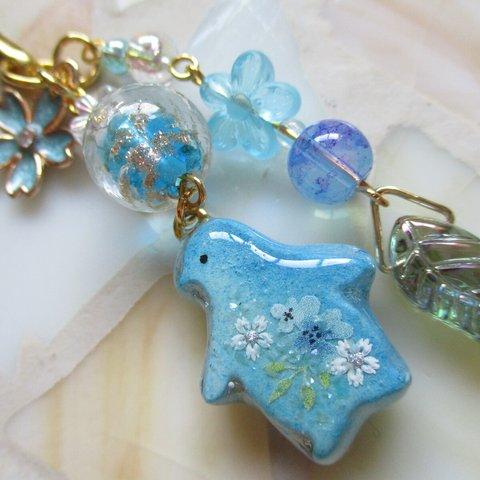 ◇342再販 🌊セロリアンブルー　ぺんぎんと、とんぼ玉のストラップ・バックチャーム🐧🐚 ※１点物