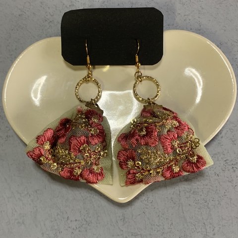 ゆらゆら揺れる刺繍リボンピアス