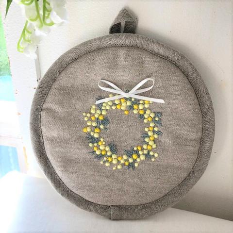 ミモザ刺繍のティーマット