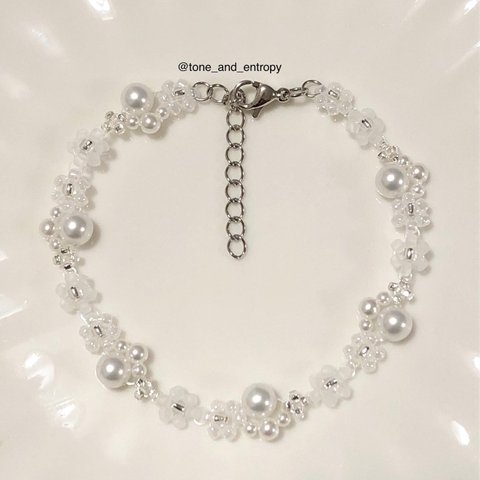 パールを散りばめた純白ビーズブレスレット（シルバーバージョン） / Pearl & pearl white beaded flowers bracelet