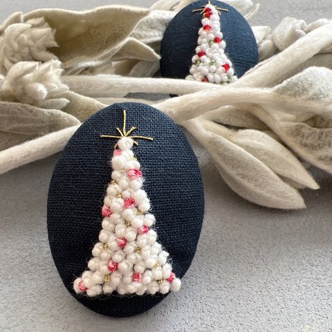 ウール刺繍ブローチ　クリスマスツリー×ピンク　ゴールド　くるみボタン　冬　プレゼント　シンプル　プチギフト　インテリア　