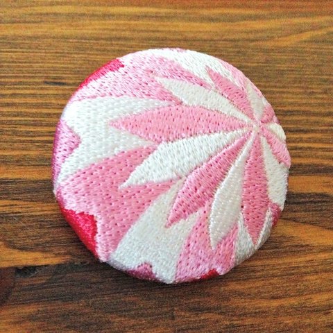 刺繍ボタンブローチ　「桜の毬ボタン」
