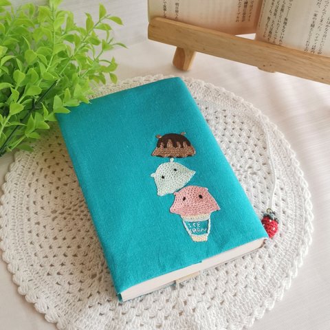 手刺繍のブックカバー/メンダコアイスクリーム