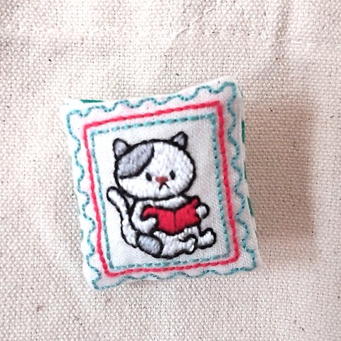 切手風 刺繍ブローチ 読書するネコ